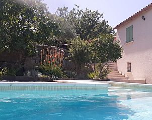 Ontspan bij het zwembad van Villa du Castel, een charmant vakantiehuis in Meyrannes, Languedoc-Roussillon, omgeven door prachtige natuur.