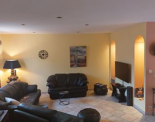 Gezellige woonkamer van Villa du Castel in Meyrannes, vakantiehuis in Languedoc, Frankrijk met comfortabele zithoek en sfeervolle verlichting.