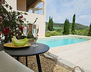 Geniet bij het zwembad van Sourire du Soleil, een vakantiehuis in Montouliers, Languedoc, met prachtig uitzicht op de natuur.