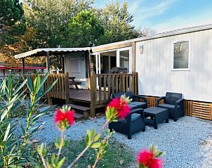Geniet van de rust bij Chalet Toppy nr 5, een gezellige stacaravan met veranda in Argels-sur-Mer, Languedoc, Frankrijk.