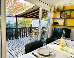 Gezellige eetruimte in Chalet Toppy nr 5 met uitzicht op het terras in Argels-sur-Mer, Languedoc/Roussillon, Frankrijk.