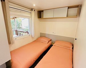Gezellige slaapkamer in Chalet Toppy nr 5, stacaravan in Argels-sur-Mer, Languedoc, met uitzicht op de veranda.