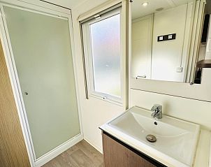 Moderne badkamer in Chalet Toppy nr 5, stacaravan in Argels-sur-Mer, Languedoc/Roussillon, Frankrijk.