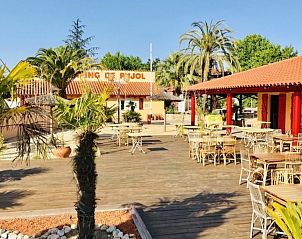 Geniet van de zonnige veranda bij Chalet Toppy nr 5 in Argels-sur-Mer, Languedoc, perfect voor een ontspannen vakantie in een stacaravan.