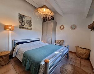 Sfeervolle slaapkamer in vakantiehuis Aioli, Montbrun-des-Corbires, Languedoc, met rustieke decoraties en een comfortabel bed.