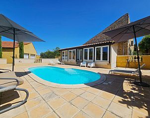 Geniet van de zon bij het zwembad van vakantiehuis Belle Bize in Bize-Minervois, Languedoc, Frankrijk.