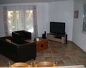 Gezellige woonkamer van VILLA TRANQUILLE in Saint-Jean-de-Marujols-et-Avjan, vakantiehuis in Languedoc, Frankrijk met comfortabele zitruimte.