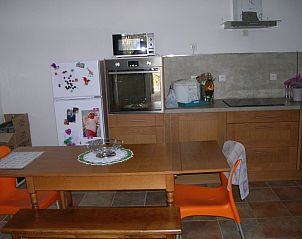 Gezellige keuken in VILLA TRANQUILLE, vakantiehuis in Saint-Jean-de-Marujols-et-Avjan, Languedoc, met moderne apparatuur en houten meubels.