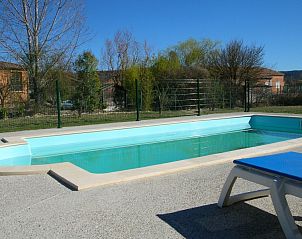 Ontspan bij het zwembad van VILLA TRANQUILLE, een vakantiehuis in Saint-Jean-de-Marujols-et-Avjan, Languedoc, omgeven door serene natuur.