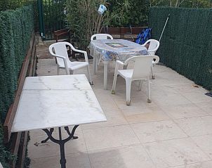 Geniet van het zonnige terras bij location appartement 5 personnes in La Grande-Motte, Languedoc-Roussillon, perfect voor buitenmaaltijden.