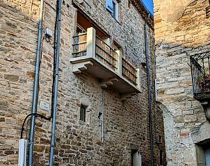 Geniet van de authentieke charme van Maison de village, een vakantiehuis in Saint-tienne-de-l'Olm, Languedoc, met historisch stenen exterieur.