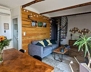 Gezellige woonkamer van Maison de village in Saint-tienne-de-l'Olm, vakantiehuis in Languedoc met stijlvolle inrichting en houten details.