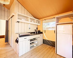 Keuken in Nomad tenthuis, Cendras, Languedoc-Roussillon, Frankrijk. Gezellige glamping met moderne voorzieningen en houten interieur.