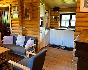 Gezellige binnenruimte van Vakantiehuisje in Blandas, Languedoc, met houten interieur en knusse zithoek.