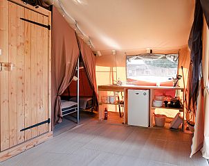 Das Innere des Zeltes Sweet in Massegros Causses Gorges, einer stimmungsvollen Glamping-Lodge im Languedoc-Roussillon, Frankreich.