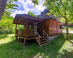 Chalet vakantiehuis in Fenouillet, Languedoc, omgeven door groene natuur en rust.