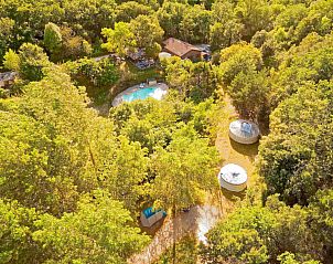 Luchtfoto van XL Yurt Tent in Fenouillet, Languedoc, omgeven door weelderige natuur en een uitnodigend zwembad.
