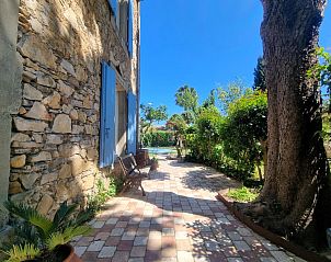 Ontspannen op het zonnige terras van Les Chtaignes vakantiehuis in Canet, Languedoc, omgeven door weelderige natuur.