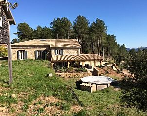 La vieille briqueterie in Bordezac, Frankrijk, biedt een rustiek vakantiehuis omgeven door natuur en groen.