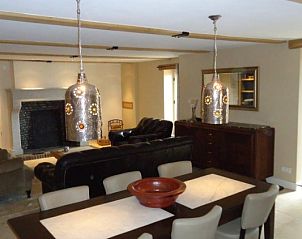 Gezellige woonkamer in La vieille briqueterie, vakantiehuis in Bordezac, Languedoc-Roussillon, met stijlvolle inrichting en open haard.