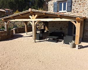 Ontdek de charmante veranda van La vieille briqueterie, een vakantiehuis in Bordezac, Languedoc/Roussillon, omringd door natuur.