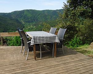 Geniet van het adembenemende uitzicht vanaf het terras van La vieille briqueterie in Bordezac, een charmant vakantiehuis in Languedoc, Frankrijk.