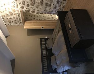 Sfeervolle slaapkamer in La vieille briqueterie, een charmant vakantiehuis in Bordezac, Languedoc-Roussillon, Frankrijk.