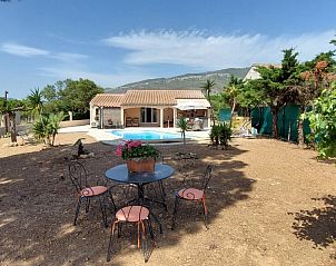 Ontspan bij het zwembad van VILLA ZAPPA, een charmant vakantiehuis in Tuchan, Languedoc, omgeven door prachtige natuur.