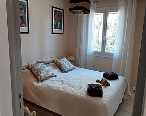 Knusse slaapkamer in VILLA ZAPPA, vakantiehuis in Tuchan, Languedoc/Roussillon, Frankrijk met een rustgevend uitzicht en comfortabele inrichting.
