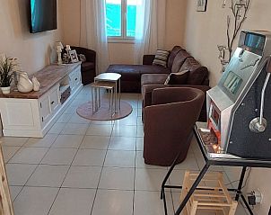 Gezellige woonkamer in VILLA ZAPPA, een vakantiehuis in Tuchan, Languedoc-Roussillon, Frankrijk, met comfortabele zithoek en moderne inrichting.