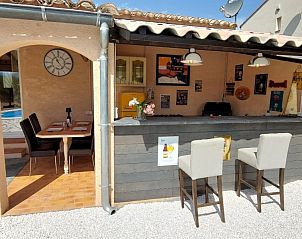 Geniet van de gezellige buitenbar bij VILLA ZAPPA in Tuchan, Languedoc, perfect voor een ontspannen vakantiehuiservaring.