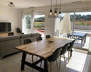 Ruime woonkamer in vakantiehuis Lily, Escales, met uitzicht op het terras en zwembad in Languedoc, Frankrijk.