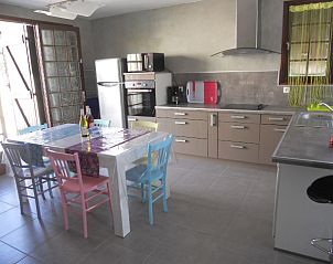 Moderne keuken in vakantiehuis Miracle, Port-la-Nouvelle, Languedoc, met kleurrijke stoelen en ruime eethoek.
