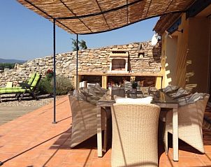 Ontspan op het zonnige terras van vakantiehuis Coup de coeur in Marseillette, Languedoc, Frankrijk, met uitzicht op de serene omgeving.