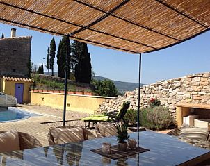 Ontspan op het terras van vakantiehuis Coup de coeur in Marseillette, Languedoc, met uitzicht op de serene omgeving.