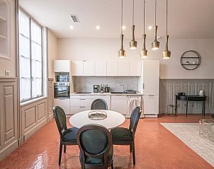 Stijlvolle keuken in Vakantiehuis in Pezenas, Languedoc, Frankrijk met moderne inrichting en eetruimte.