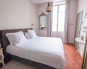 Sfeervolle slaapkamer in Vakantiehuis in Pezenas, Languedoc, met rustgevend interieur en natuurlijk licht.