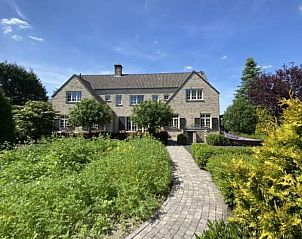 Zomerse tuin van Huisje in Baarle-hertog, vakantieaccommodatie in Baarle-Hertog, Antwerpen, Belgi omgeven door groen.