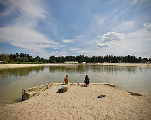 Zandstrand bij Chalet Sigal in Poppel, Antwerpen. Perfect voor ontspanning en genieten van de natuur.
