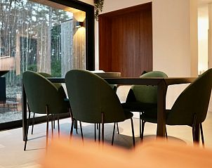 Eetruimte met uitzicht op de natuur in Vakantiehuisje in Wechelderzande, Antwerpen, Belgi. Gezellig en modern interieur.