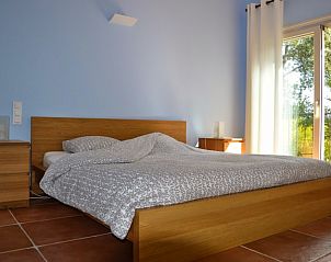 Ontspan in de ruime slaapkamer van Villa Mouillires in Allemagne-en-Provence, een charmant vakantiehuis in de Provence, Frankrijk.