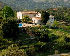 KLEIN KLOOSTERTJE vakantiehuis in Nimes, Frankrijk, omringd door groene heuvels en serene natuur.