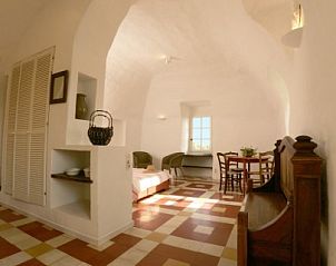 Ontdek de charmante binnenruimte van vakantiehuis KLEIN KLOOSTERTJE in Nimes, Languedoc-Roussillon, Frankrijk met rustieke details.