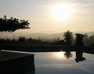Geniet van de serene zonsondergang bij het zwembad van vakantiehuis Klein Kloostertje in Nimes, Languedoc Roussillon.