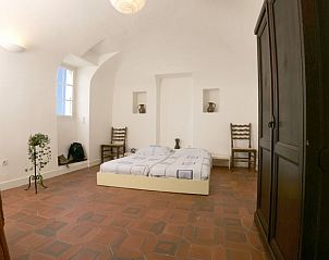 Geniet van de rustieke charme in de slaapkamer van vakantiehuis Klein Kloostertje in Nimes, Languedoc/Roussillon, Frankrijk.