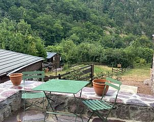 Geniet van het terras bij Huisje in Valdeblore, vakantiehuis in de groene heuvels van Provence, Cote d'Azur, Frankrijk.