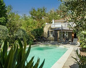 Villa Martinet in Carpentras, een charmant vakantiehuis in de Provence met privzwembad en zonnig terras omgeven door groen.
