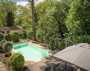 Ontspan bij het zwembad van Villa Martinet, een vakantiehuis in Carpentras, Provence, omringd door groene natuur.