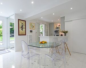 Elegante Wohnung in Nizza mit moderner Kche und Blick auf den privaten Garten, ideal gelegen 2 Minuten vom Hafen in der Provence / Cote d'Azur.