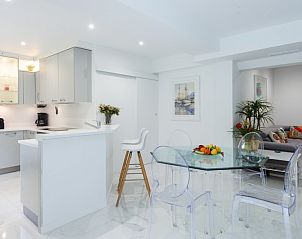 Moderne Kche im Elegant Apartment, Nizza, mit klaren Linien und hochwertigen Gerten, ideal fr einen Ferienaufenthalt an der Cte d'Azur.